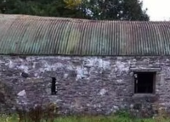 A picture of a typical Irish shed, very similar to the one that jumped out at me on Monday last week. Corrugated roof, solid stone walls, one small slit window with a larger window to the side.